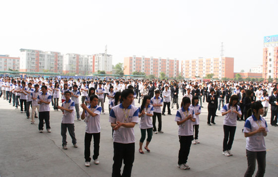 四川新华电脑学校里跳动的音符-课间操