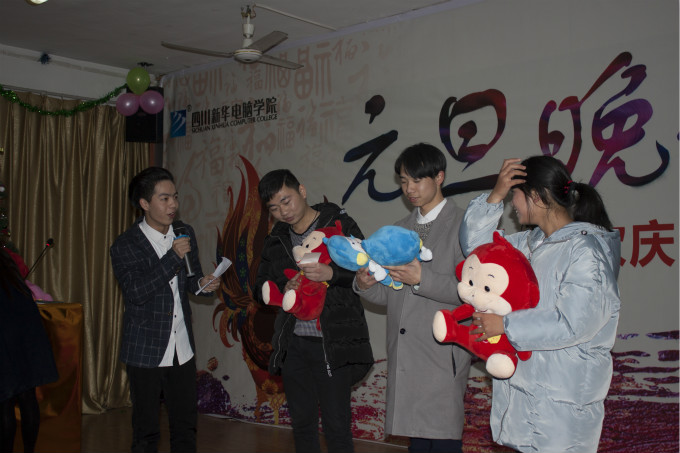 属于我们的元旦晚会 温暖与欢笑相伴