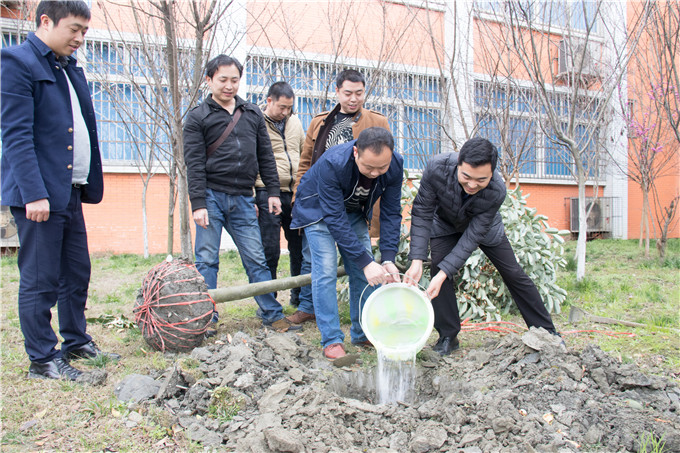 植树节,四川新华师生在行动!