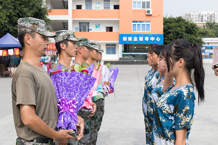 秋季军训会操完满结束,新生面貌焕然一新