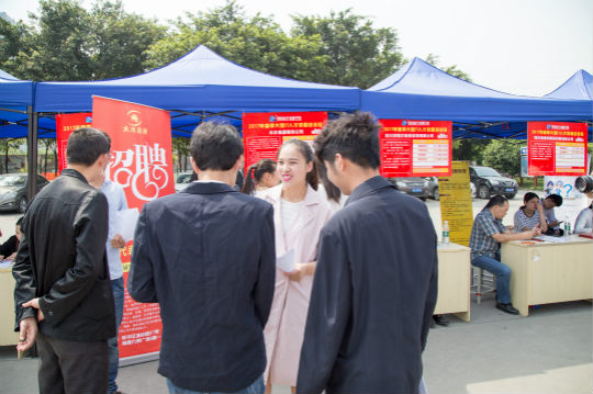 关注2018大学生就业:新闻观察——毕业生“慢择业” 用人单位调计划