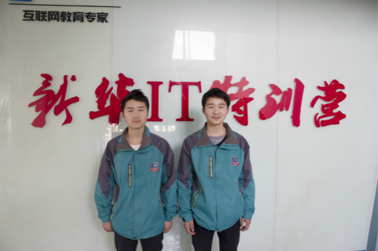 双胞胎兄弟梦圆新华