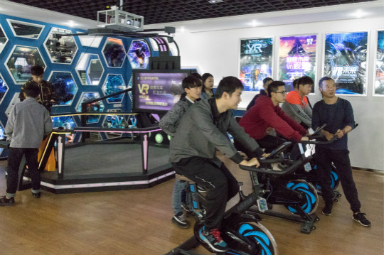 VR体验,智能科技盛宴获学子热捧