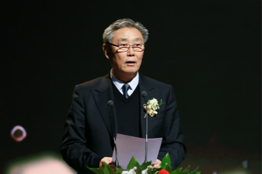 荣耀盛典,新华教育集团常务副总裁许绍兵再获殊荣!
