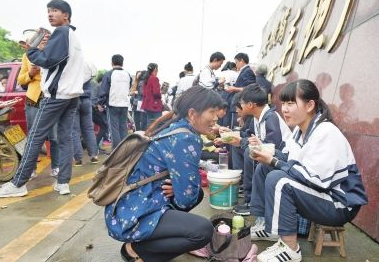 高考倒计时!莫言送考:这里从来都不是一个人的战场