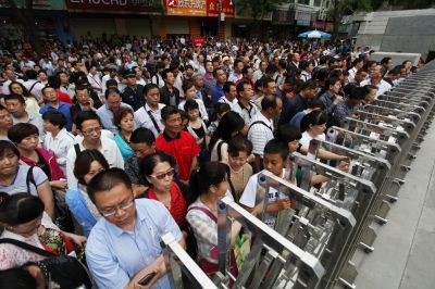 高考倒计时!莫言送考:这里从来都不是一个人的战场
