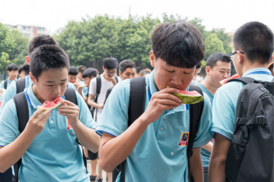 西瓜红了,四川新华学子尽显“吃货”本能