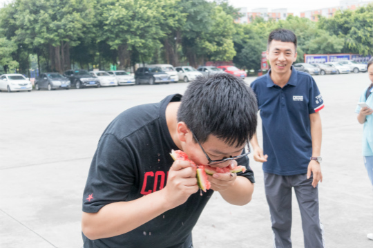 西瓜红了,四川新华学子尽显“吃货”本能