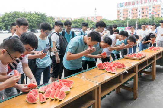 西瓜红了,四川新华学子尽显“吃货”本能
