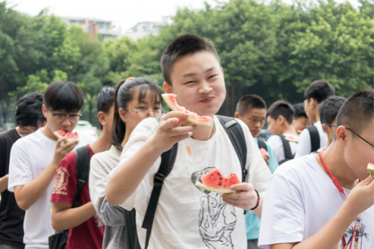 西瓜红了,四川新华学子尽显“吃货”本能