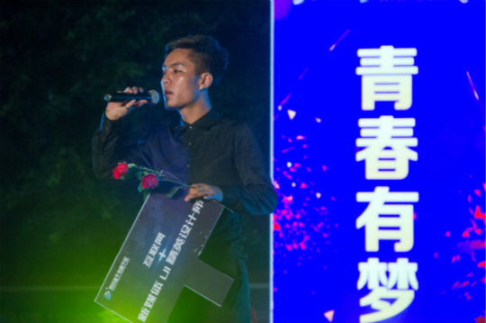 展新华学子风采.逐新华梦想四川新华T台秀拉开帷幕
