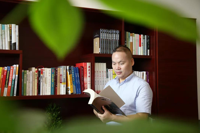 新华教育集团常务副总裁许绍兵接受新浪网专访