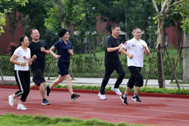 新华教育集团常务副总裁许绍兵接受新浪网专访