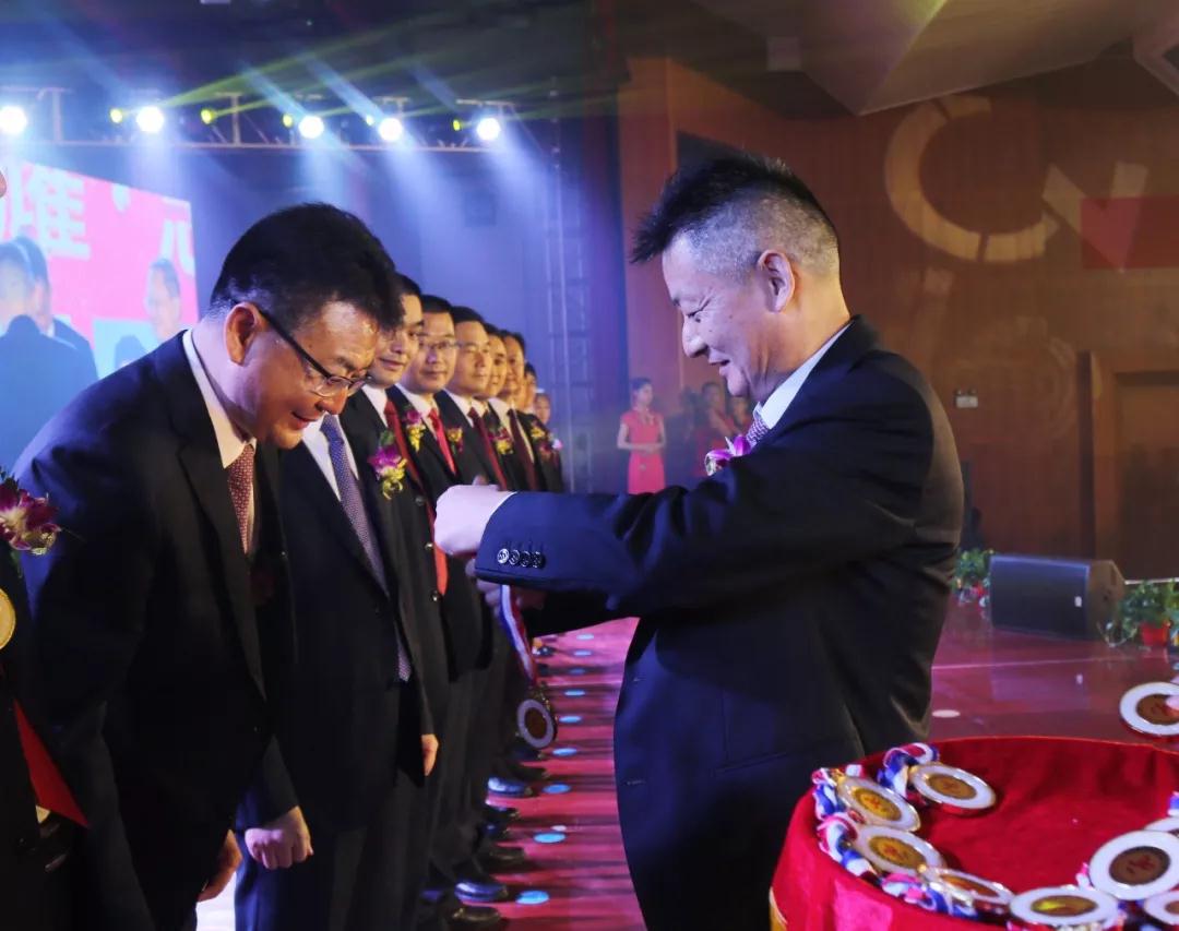 新华教育集团新华互联网科技30周年庆典华丽绽放