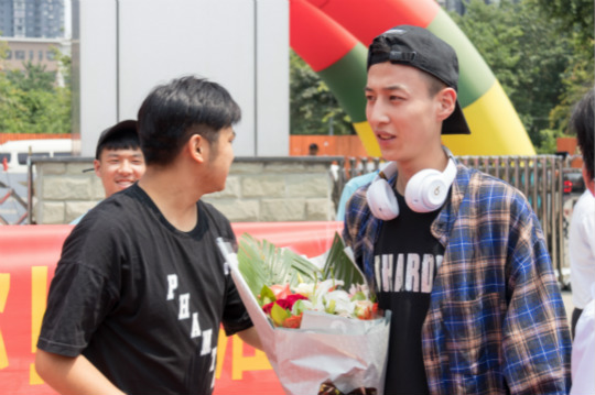 《我们的十八岁》粉丝见面会引爆全场校长张驰空降四川新华