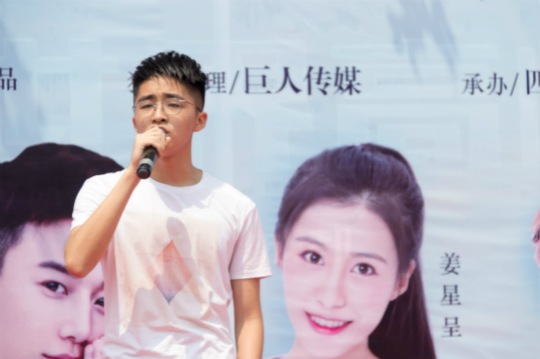 《我们的十八岁》粉丝见面会引爆全场校长张驰空降四川新华