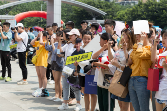 《我们的十八岁》粉丝见面会引爆全场校长张驰空降四川新华