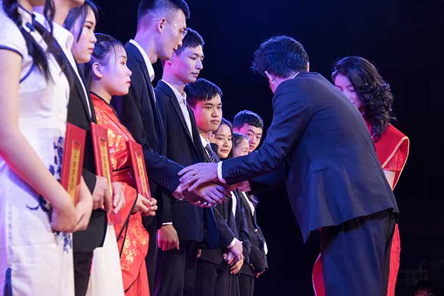 “庆国庆·迎新生”暨四川新华2018年秋季开学典礼圆满落幕