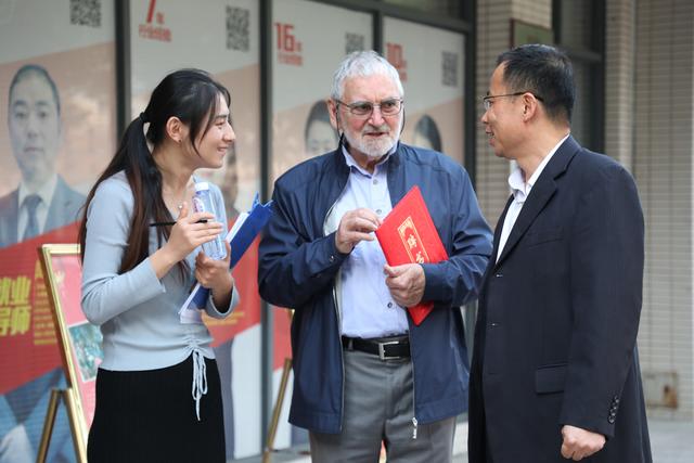 加拿大著名国际设计大师皮埃尔博士来新华交流讲学