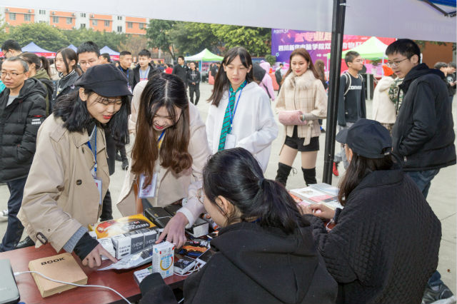 越专业越出色|四川新华电脑学院双十一校内展卖会活力全开