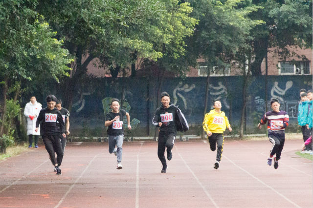 热烈祝贺四川新华电脑学院冬季运动会圆满闭幕!
