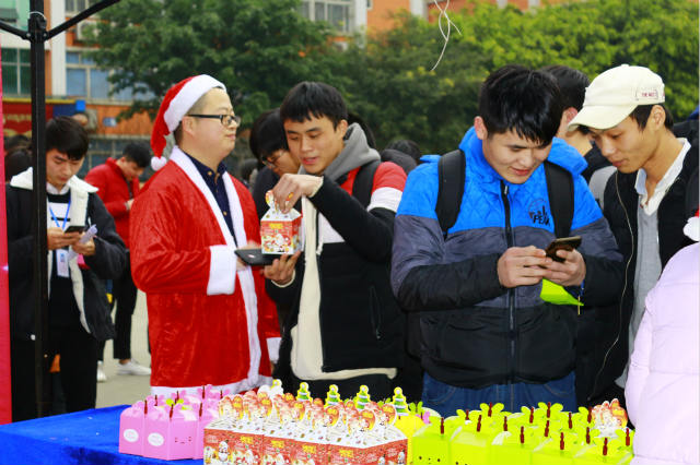 四川新华圣诞狂欢活动,600斤苹果大派送