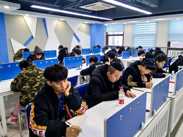 理实结合,新华学子展现专业电竞风采!