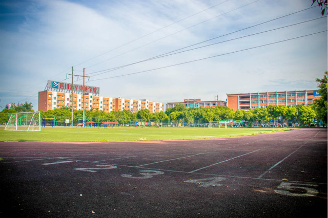 打工返乡学什么技术好?去新华学电脑怎么样?工资高吗?
