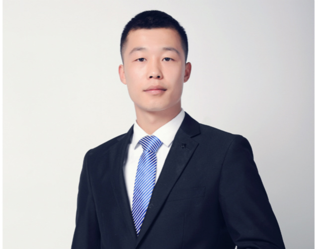 向阳而立 满怀憧憬 执着前行