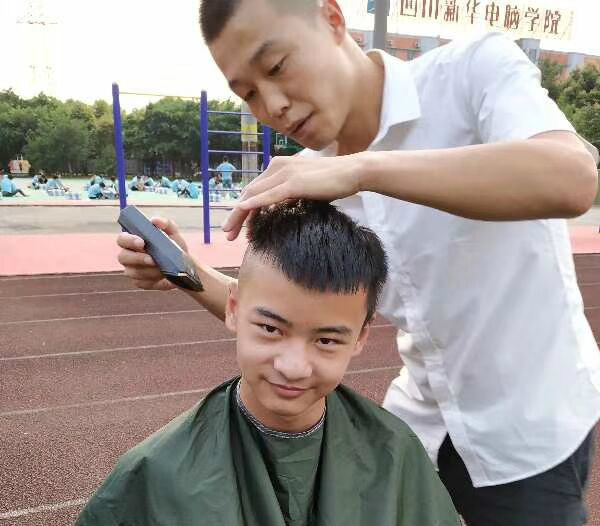 向阳而立 满怀憧憬 执着前行