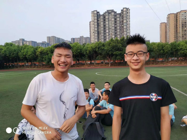 向阳而立 满怀憧憬 执着前行