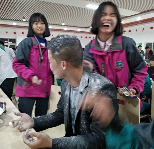 向阳而立 满怀憧憬 执着前行