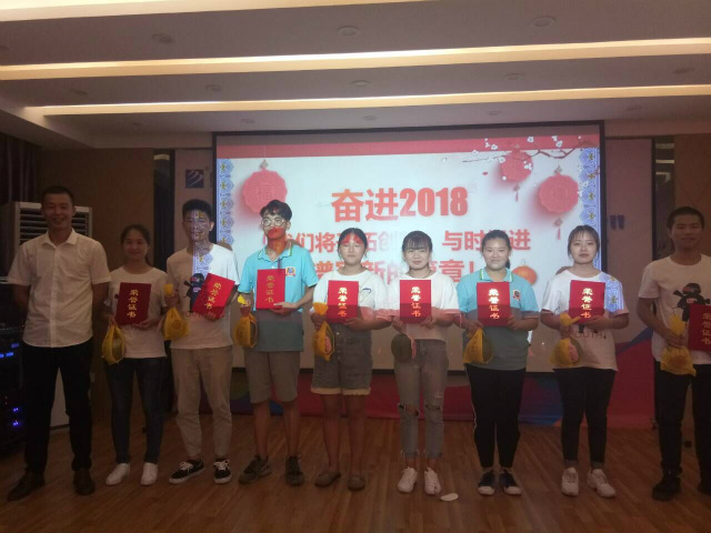 向阳而立 满怀憧憬 执着前行