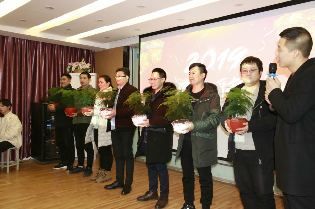 向阳而立 满怀憧憬 执着前行