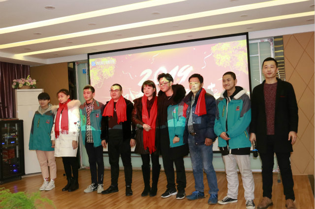 向阳而立 满怀憧憬 执着前行