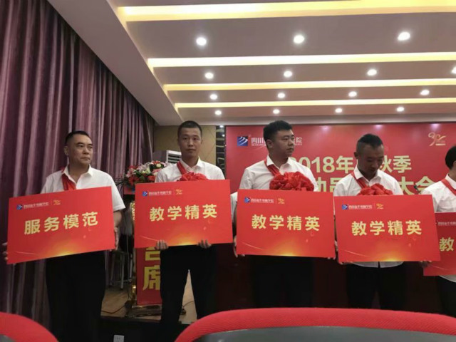 向阳而立 满怀憧憬 执着前行