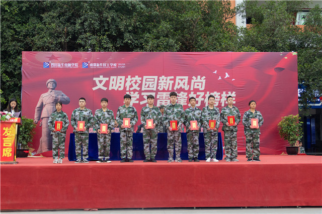 赴一场青春与迷彩的美丽邂逅!四川新华军训汇演