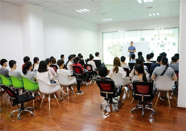 技能+学历!职校生为何在就业市场越来越受欢迎