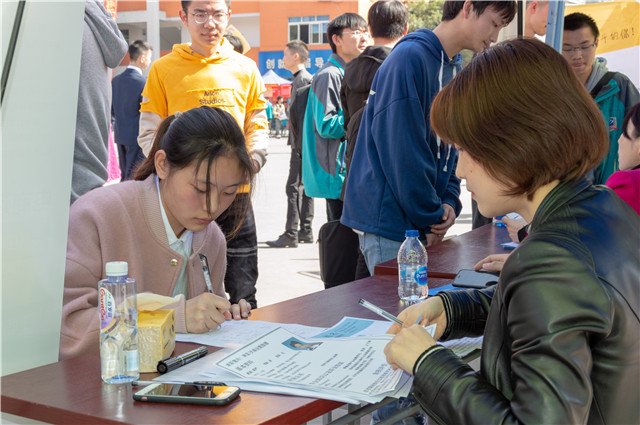 直击双选会现场:新华学子厚积薄发,满意就业