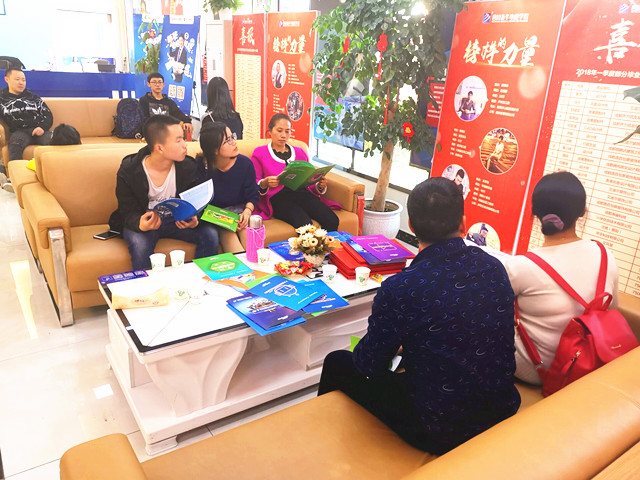 春风十里,不如踏青来新华报名的你!