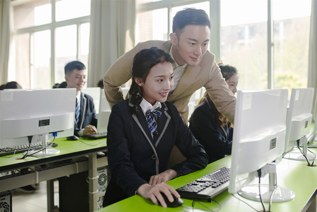互联网时代,女生学什么专业好就业?