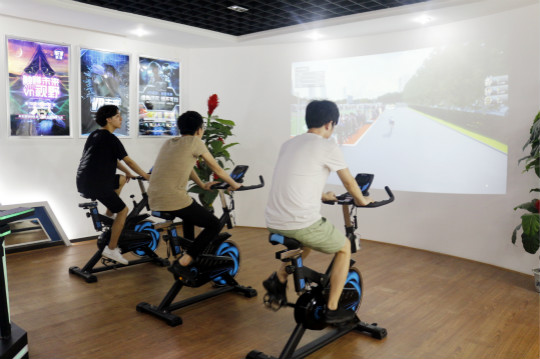 百家媒体进校园,新华“黑科技”开放周嗨翻天!