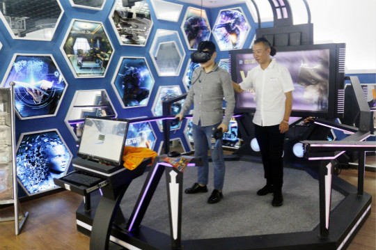百家媒体进校园,新华“黑科技”开放周嗨翻天!