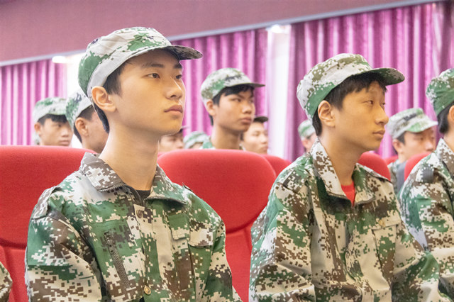 做新华军训场上最靓的仔
