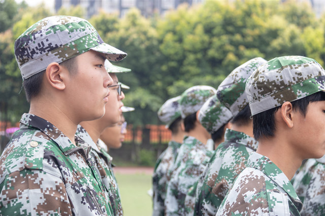 做新华军训场上最靓的仔