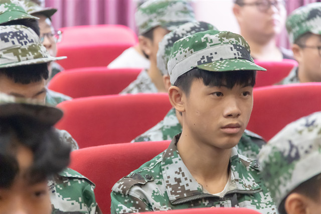 做新华军训场上最靓的仔