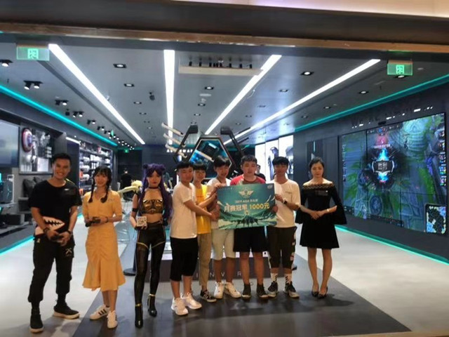 【电竞少年·C位出道】:新华行走中的冠军
