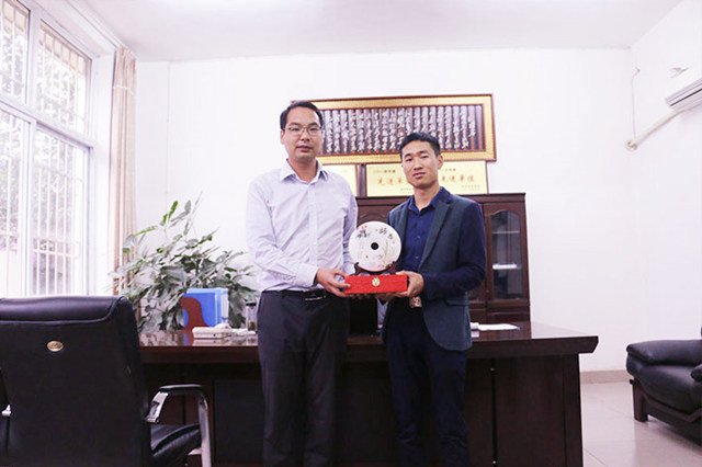 在关怀中演绎精彩 在关怀中绽放华彩!