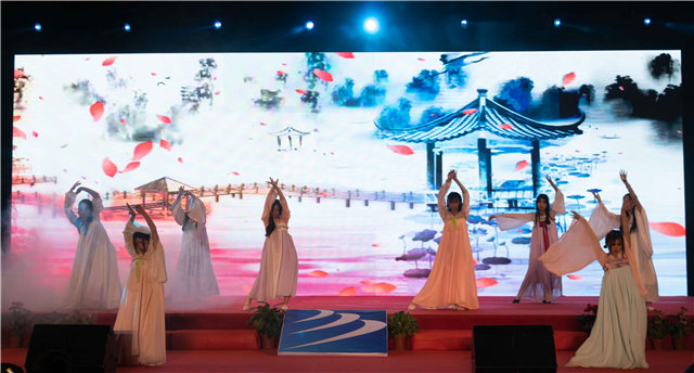 多图预警,四川新华“庆国庆·迎新生”大型文艺晚会精彩回顾!