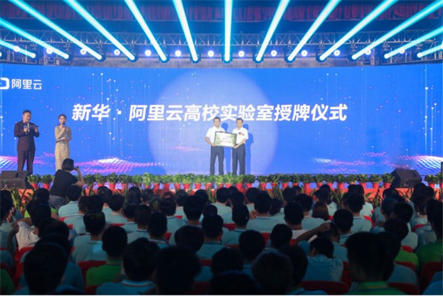 【媒体关注】新华学子带薪实训,边拿薪水边学习